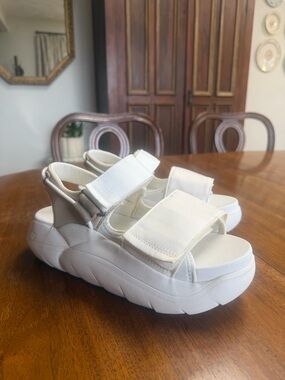 UGG LA Cloud Strap Sandal Women’s 9